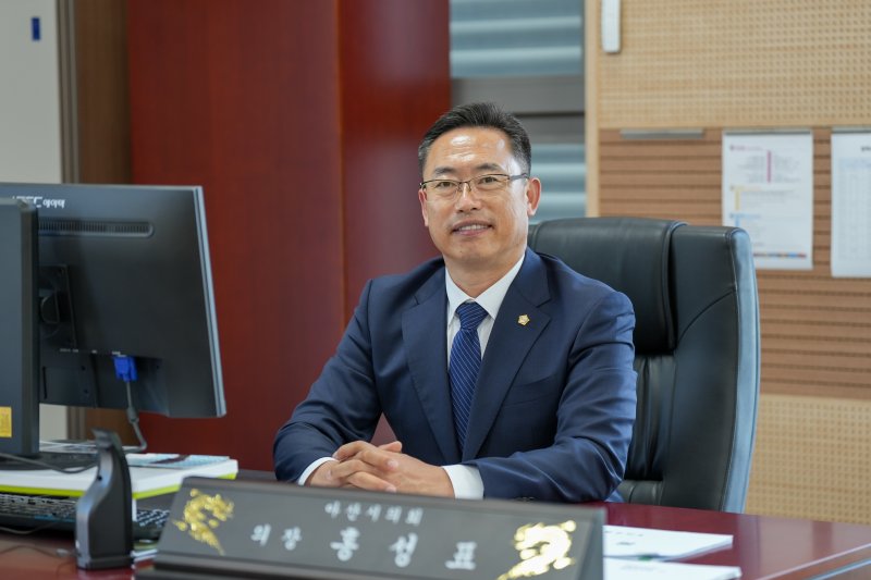 낮술 마시고 모교 '졸업식 축사’ 민주당 아산시의장, 결국 자진 사퇴