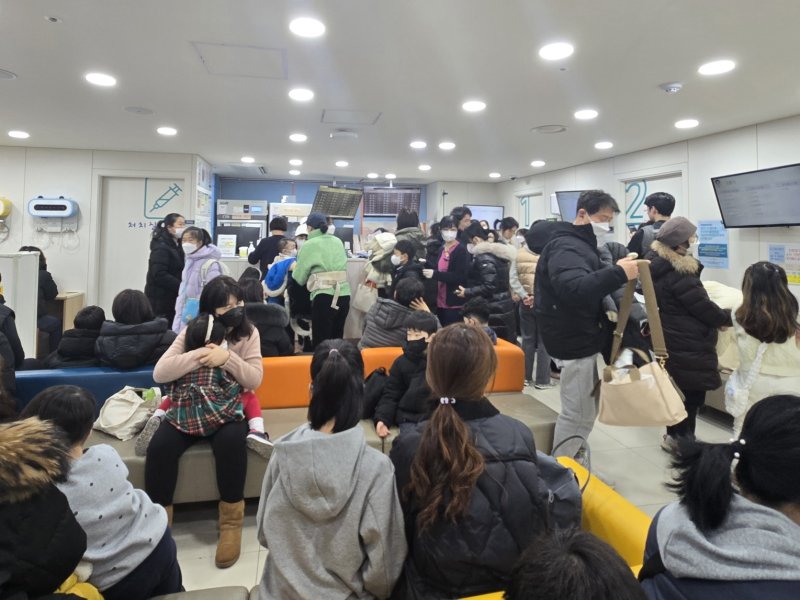 유치원에서 회사에서, 온가족이 독감… 병원 대기실 북새통