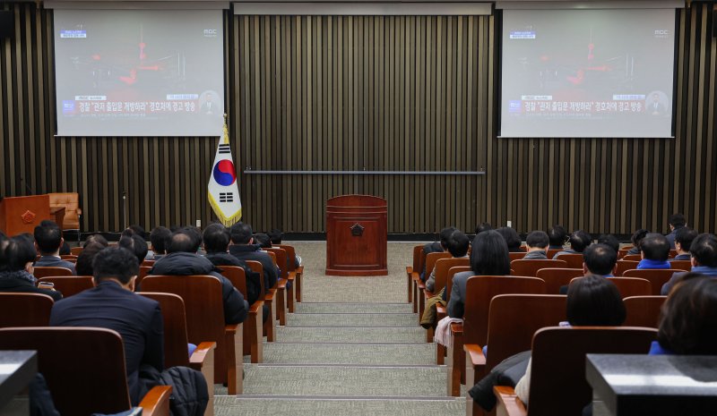 [서울=뉴시스] 권창회 기자 = 윤석열 대통령에 대한 2차 체포영장 집행이 시작된 15일 오전 서울 여의도 국회에서 열린 비공개 비상의원총회에서 더불어민주당 의원들이 관련 뉴스를 시청하고 있다. 2025.01.15. kch0523@newsis.com