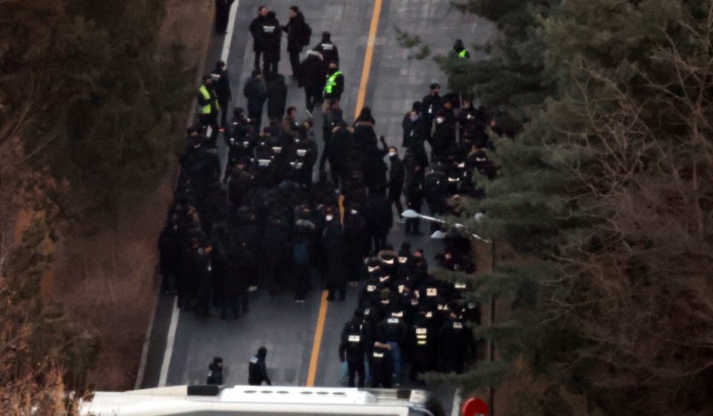 [서울=뉴시스] 조성봉 기자= 윤석열 대통령에 대한 2차 체포영장 집행에 나선 고위공직자범죄수사처 수사관들이 15일 오전 서울 용산구 한남동 대통령 관저 입구를 통과해 진입하고 있다.2025.01.15. suncho21@newsis.com
