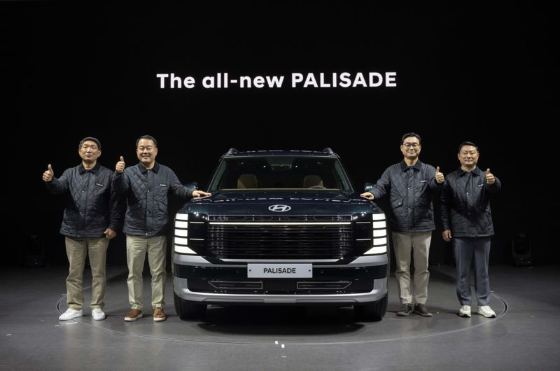 지난 14일 경기 성남시 수정구 '메종 디탈리'에서 진행된 팰리세이드 출시 행사에서 문용문 금속노조 현대차지부장, 현대차 대표이사 이동석 사장, 현대차 국내사업본부장 정유석 부사장, 현대차 박성열 현대차지부 판매위원회 의장 등 노사 관계자들이 신차 디 올 뉴 팰리세이드와 기념 사진을 찍고 있다. 현대차 제공