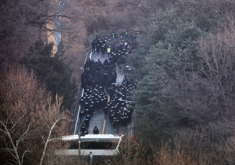 고위공직자범죄수사처와 경찰로 구성된 공조수사본부가 윤석열 대통령에 대한 2차 체포영장 집행에 돌입한 15일 오전 공수처 수사관들과 경찰 인력이 서울 용산구 한남동 대통령 관저 정문을 통과하고 있다. 2025.1.15/뉴스1 ⓒ News1 오대일 기자