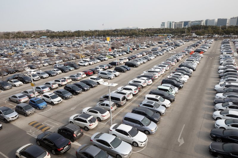 사진은 2018년 설 연휴 마지막 날인 오후 인천국제공항 주차장에 차량들이 주차돼 있는 모습. 2018.2.18/뉴스1 ⓒ News1