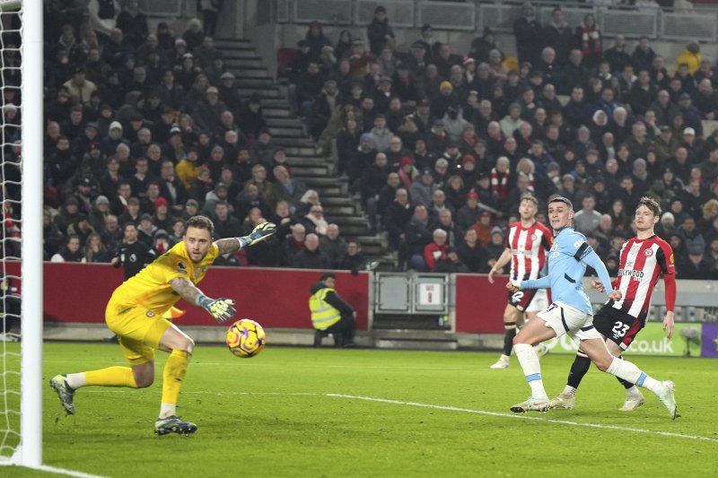 [런던=AP/뉴시스] 맨체스터 시티의 필 포든(오른쪽)이 14일(현지 시간) 영국 런던의 지테크 커뮤니티 스타디움에서 열린 2024-25 프리미어리그 21라운드 브렌트퍼드와 경기 후반 33분 두 번째 골을 넣고 있다. 포든은 멀티 골을 넣으며 활약했으나 맨시티는 후반 추가 시간 동점 골을 허용하며 2-2로 비겼다. 2025.01.15.