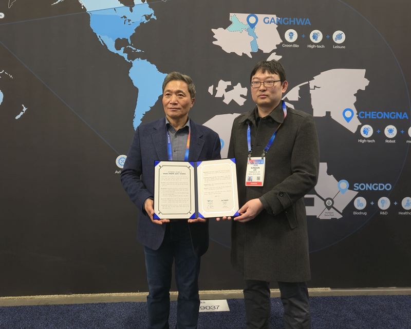 이학재 인천국제공항공사 사장(왼쪽)과 이성준 피아스페이스 최고기술책임자(CTO)가 지난 9일(현지시간) CES 2025에 참가해 업무협약을 체결한 뒤 기념촬영을 하고 있다. 인천국제공항공사 제공