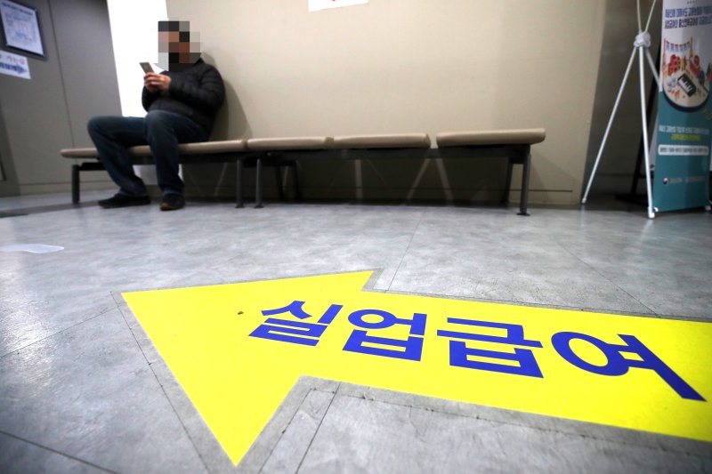 [서울=뉴시스]김선웅 기자 = 서울 마포구 서울서부고용복지플러스센터에서 구직자들이 실업급여 를 신청하고 있다. 2021.01.13. mangusta@newsis.com