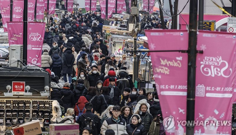 시민·관광객들로 붐비는 명동 (출처=연합뉴스)