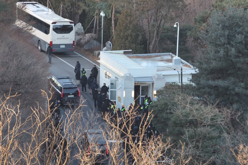 고위공직자범죄수사처와 경찰로 구성된 공조수사본부가 윤석열 대통령에 대한 2차 체포영장 집행에 돌입한 15일 오전 경호처 관계자들이 서울 용산구 한남동 대통령 관저에서 나오는 차량을 검문하고 있다. 2025.1.15/뉴스1 ⓒ News1 황기선 기자