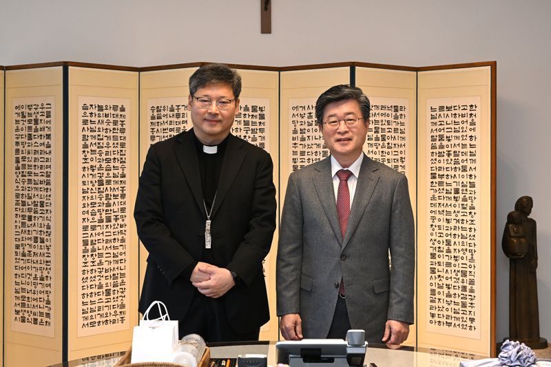 정순택 대주교(좌)와 김길성 중구청장(우). 중구 제공