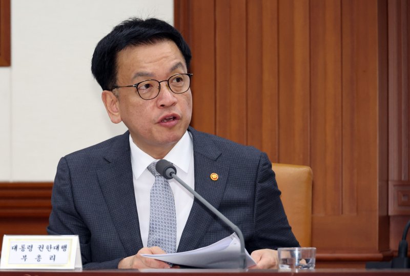 崔대행 "청년 첫차·다자녀 구매 인센티브 확대…전기차 캐즘 돌파"