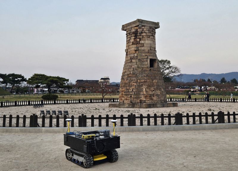 한국지질자원연구원(KIGAM) 자원탐사개발연구센터 강웅 박사팀이 개발한 자율주행 지하 탐사로봇이 경주 첨성대 주변의 땅 속에 매장돼 있는 문화유산을 조사하고 있다. 지질자원연구원 제공