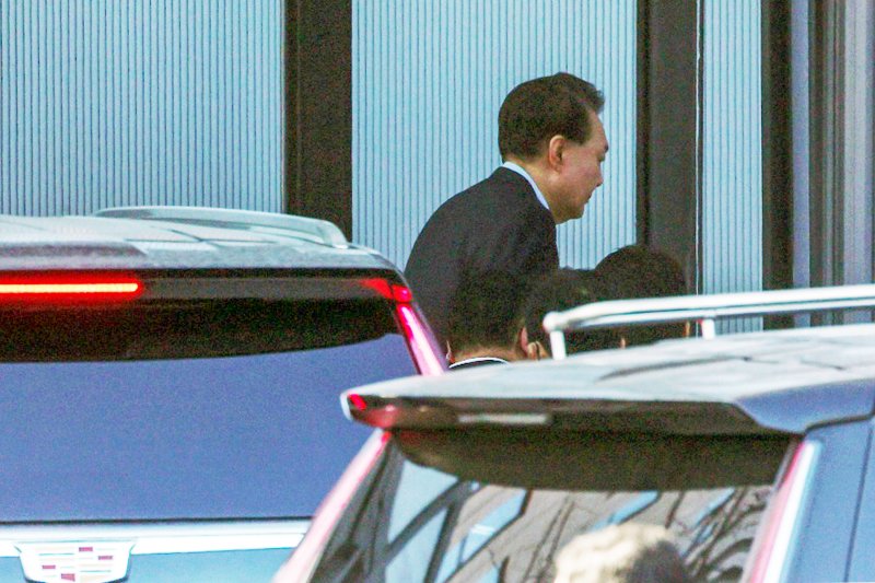 내란 우두머리 혐의로 체포된 윤석열 대통령이 15일 오전 경기 과천 고위공직자범죄수사처(공수처)에 도착해 조사실로 향하고 있다.(공동취재) 2025.1.15/뉴스1 ⓒ News1 민경석 기자