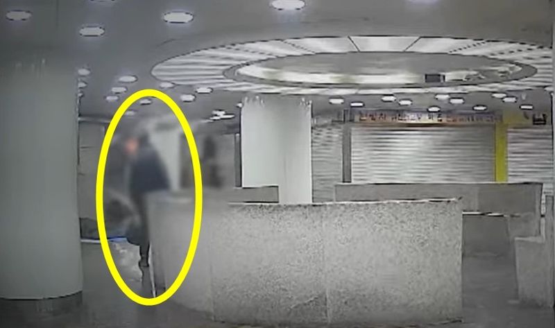 노숙인 10명 자는 지하보도에 불붙이고 멀리서 지켜본 男 '소름'