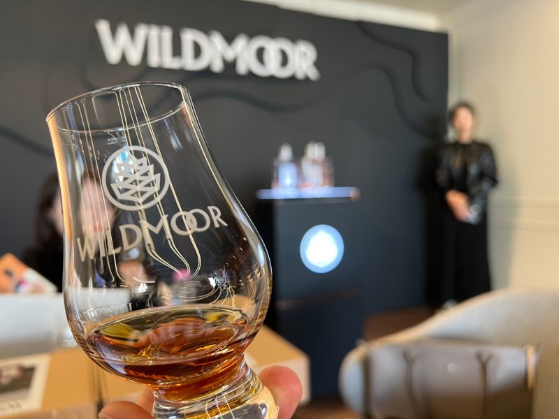 [서울=뉴시스] 김민성 기자 = 와일드무어 23년 '다크무어랜드'가 잔에 담겨 있는 모습. 2025.01.15. kms@newsis.com *재판매 및 DB 금지