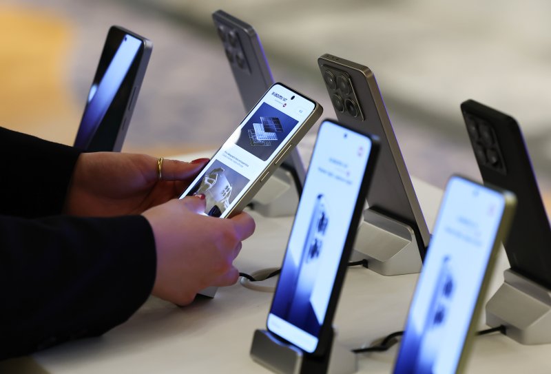 15일 서울 종로구 포시즌스호텔에서 열린 신제품 출시 기자간담회에서 직원이 신제품 샤오미 14T를 살펴보고 있다. 샤오미코리아는 이날 스마트폰 2종(샤오미 14T, 레드미노트 14 프로 5G)과 샤오미 TV시리즈, 스마트워치(레드미 워치5), 로봇청소기(X20 맥스)등을 신제품으로 공개했다. 2025.1.15/뉴스1 ⓒ News1 김도우 기자