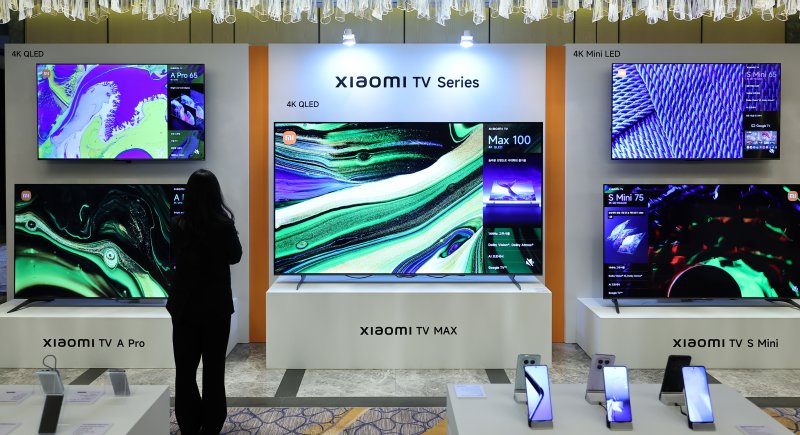 15일 서울 종로구 포시즌스호텔에서 열린 신제품 출시 기자간담회에서 직원이 신제품 TV시리즈를 살펴보고 있다. 샤오미코리아는 이날 스마트폰 2종(샤오미 14T, 레드미노트 14 프로 5G)과 샤오미 TV시리즈, 스마트워치(레드미 워치5), 로봇청소기(X20 맥스)등을 신제품으로 공개했다. 2025.1.15/뉴스1 ⓒ News1 김도우 기자