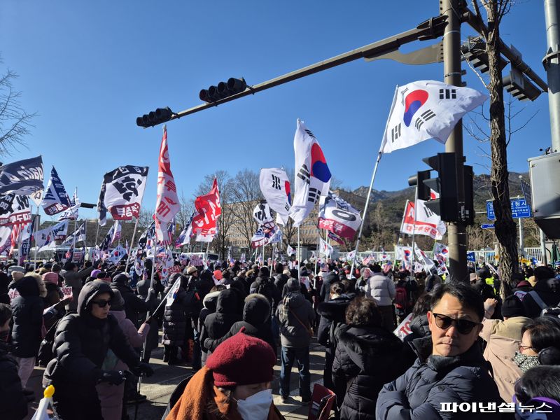 [르포] "대통령 체포한 경찰·공수처 해체해야"...보수층, 공수처 앞 집결