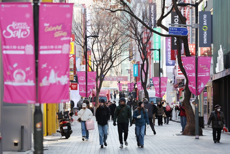 [서울=뉴시스] 김진아 기자 = '2025 코리아그랜드세일'이 개막한 15일 서울 중구 명동거리에 코리아그랜드세일 관련 현수막이 걸려있다. 내달 28일까지 열리는 코리아그랜드세일은 외국인 대상의 한국 대표 쇼핑문화관광축제로 국내 대표 항공, 숙박, 뷰티, 엔터테인먼트 기업들이 참여한다. 2025.01.15. bluesoda@newsis.com