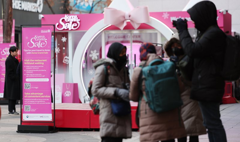 [서울=뉴시스] 김진아 기자 = '2025 코리아그랜드세일'이 개막한 15일 서울 중구 명동거리에 코리아그랜드세일 관련 부스가 운영되고 있다. 내달 28일까지 열리는 코리아그랜드세일은 외국인 대상의 한국 대표 쇼핑문화관광축제로 국내 대표 항공, 숙박, 뷰티, 엔터테인먼트 기업들이 참여한다. 2025.01.15. bluesoda@newsis.com