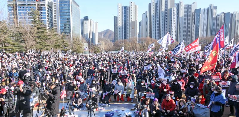 과천 공수처 앞으로 다시 모인 대통령 지지자들...