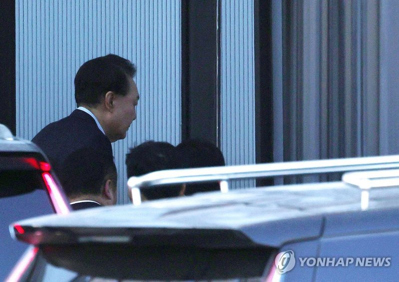 윤석열 대통령이 15일 오전 경기 과천 고위공직자범죄수사처(공수처)에 도착해 조사실로 향하고 있다. /사진=연합뉴스