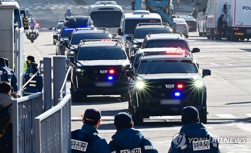 공수처로 향하는 윤 대통령 차량 행렬 (출처=연합뉴스)