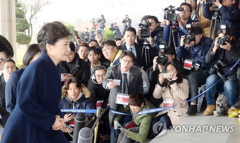 [박근혜 소환] 포토라인 지나는 박 전 대통령 (출처=연합뉴스)