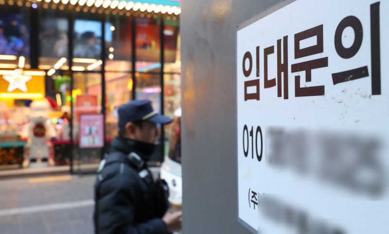 [서울=뉴시스] 김혜진 기자 = 30일 서울 시내의 한 건물에 임대 안내문이 붙어있다. 2024.12.30. jini@newsis.com