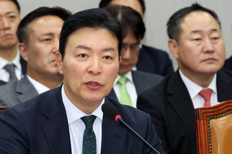 [서울=뉴시스] 조성우 기자 = 김성훈 대통령경호처 차장이 19일 오후 서울 여의도 국회에서 열린 운영위원회 전체회의에서 의원 질의에 답변하고 있다. 2024.11.19. xconfind@newsis.com