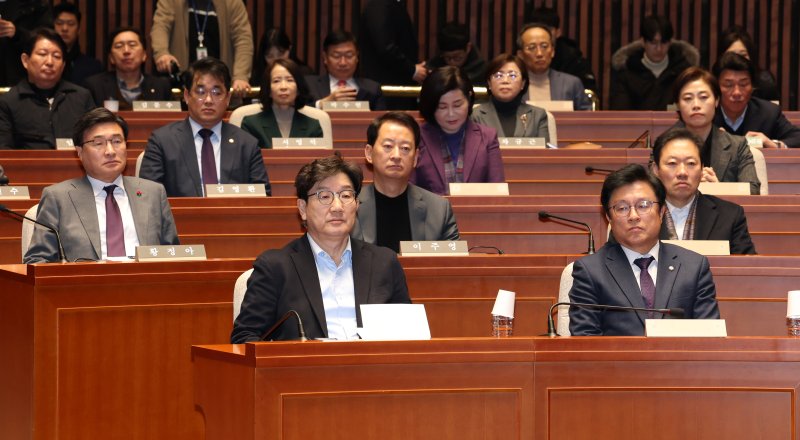 고위공직자범죄수사처가 윤석열 대통령을 체포한 15일 오전 서울 여의도 국회에서 열린 국민의힘 비상 의원총회에서 의원들이 착잡한 표정으로 권영세 비상대책위원장의 발언을 듣고 있다. 2025.1.15/뉴스1 ⓒ News1 이광호 기자