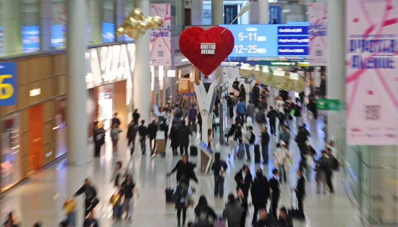 인천국제공항 제1터미널 면세구역에서 여행객들이 이동하고 있다. 2024.12.16/뉴스1 ⓒ News1 장수영 기자