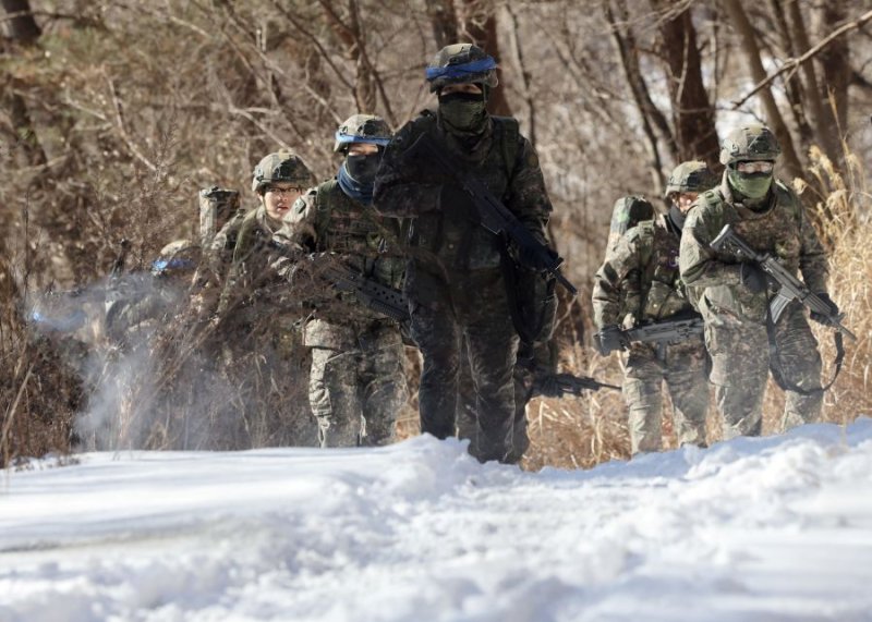 [화천=뉴시스] 16일 육군 제15보병사단은 지난 13일부터 강원도 화천군과 철원군 일대에서 혹한기 훈련에 들어갔다고 16일 밝혔다. 육군 제15보병사단 제공. *재판매 및 DB 금지