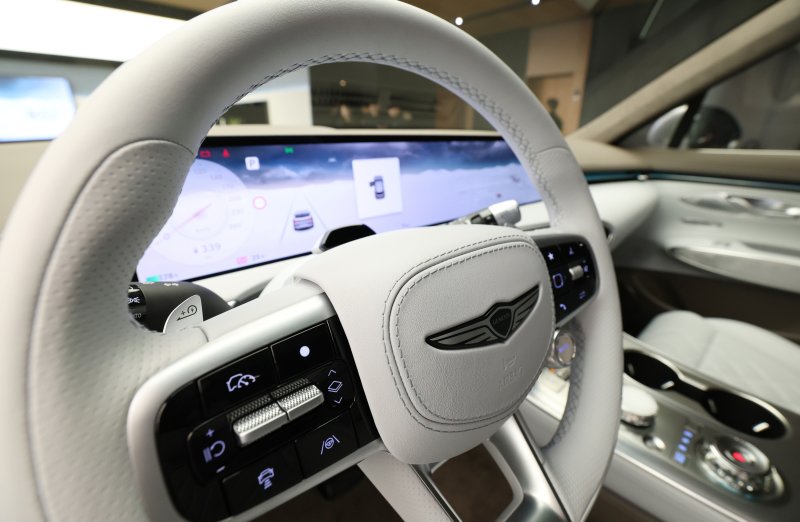 16일 오전 경기 용인시 수지구 제네시스 수지에서 열린 ‘제네시스 GV70 전동화 부분변경 모델 포토 미디어 데이’에서 GV70 전동화 부분변경 모델이 공개되고 있다. 2025.1.16/뉴스1 ⓒ News1 김영운 기자