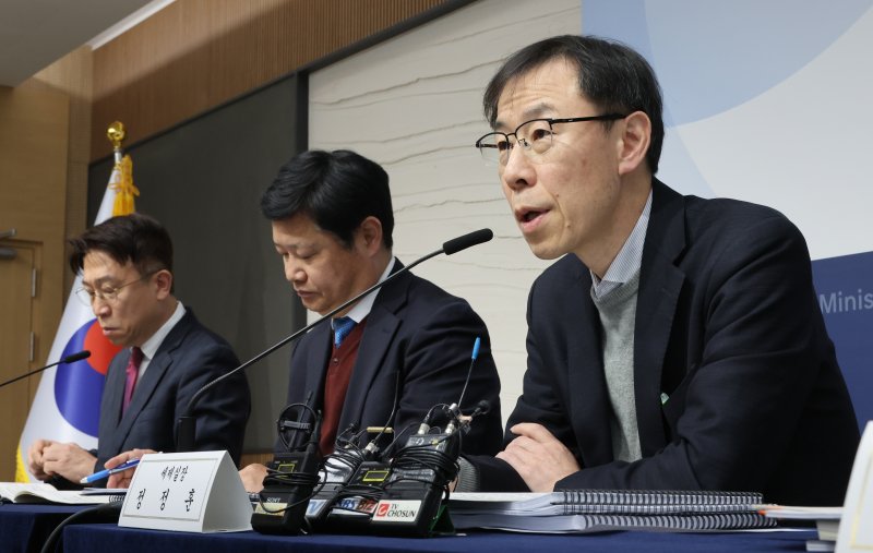 정정훈 기획재정부 세제실장이 지난 1월 15일 세종시 정부세종청사에서 2024년 세법개정 후속 시행령 개정안의 주요 내용을 발표하고 있다. 뉴시스 제공