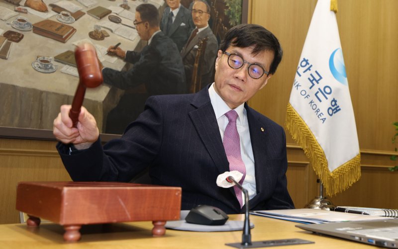 이창용 한국은행 총재가 지난 1월 16일 서울 중구 한국은행에서 열린 올해 첫 금융통화위원회에서 의사봉을 두드리고 있다. 연합뉴스