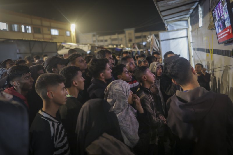 [AP/뉴시스] 15일 저녁 가자 칸유니스에서 팔레타인 주민들이 이스라엘과 하마스 간 휴전 합의에 관한 방송을 보고 있다