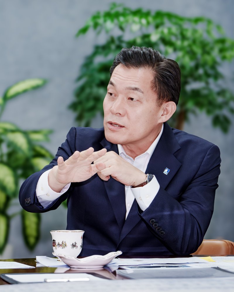 이재준 수원시장이 최근 파이낸셜뉴스와의 인터뷰에서 수원시 3대 축제에 대한 발전 계획을 이야기하고 있다. 수원시 제공