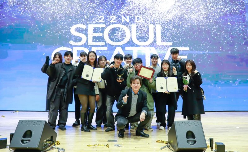 지난 9일 서울시청 다목적홀에서 열린 제22회 서울영상광고제에서 동서대 류도상 교수(맨 앞쪽)와 수상 학생들이 단체 기념사진을 촬영하고 있다. 동서대 제공