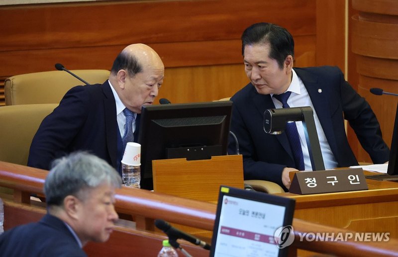 대화하는 송두환 전 인권위원장과 정청래 국회 탄핵소추단장 (출처=연합뉴스)