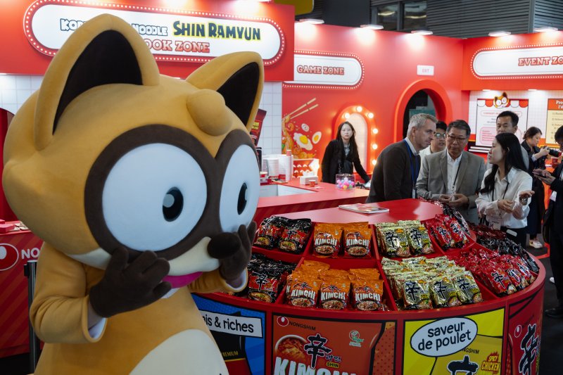 24일(현지시간) 프랑스 파리 포르트 드 베르사유(Porte de Versailles)전시관에서 ‘코리아 엑스포 2024’ 박람회가 열려 방문객들이 농심 부스를 체험하고 있다. 농심은 오는 6월부터 프랑스 주요 유통업체인 ’까르푸’(Carrefour)와 ‘르끌레르’(E.Leclerc) 250개 점포에 신라면과 너구리·순라면(채식라면) 등 라면 제품과 스낵 제품을 에 입점을 시작으로 프랑스 대형 유통업체에 대한 판매망을 확대해 프랑스와 유럽 시장 공략에 본격적으로 나설 계획이다. 2024.5.24/뉴스1 ⓒ News1 이준성 기자