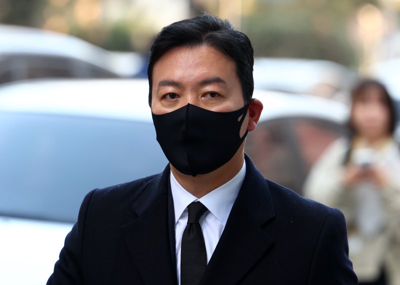 "기관단총 들고 뛰어나가라" vs "시위대 침입 대비", 尹 총기사용 지시 진실 공방
