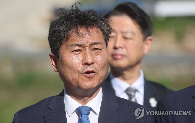 평산마을 찾은 민주당 전정권정치탄압대책위 (출처=연합뉴스)