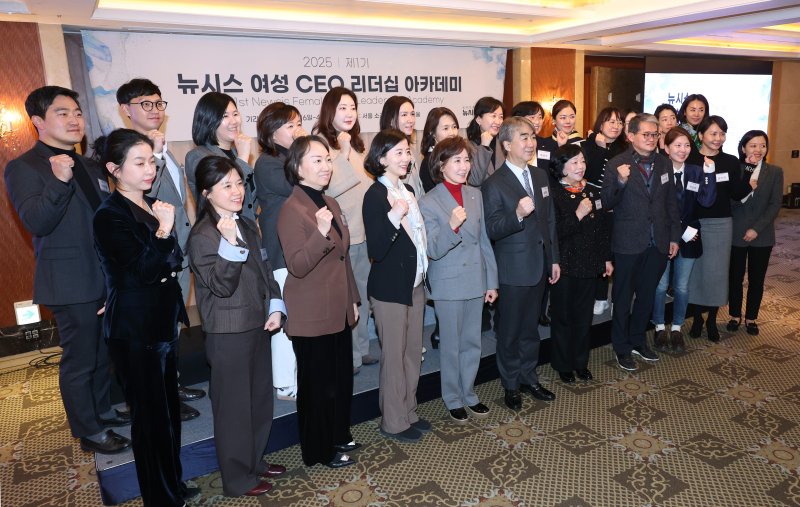 [서울=뉴시스] 김진아 기자 = 염영남(아랫줄 가운데) 뉴시스 대표이사 사장이 16일 오후 서울 중구 소공동 롯데호텔서울에서 열린 ‘제1기 뉴시스 여성 CEO 리더십 아카데미 입학식’에서 나경원 국민의힘 의원, 박창숙 한국여성경제인 협회장, 이삼문 세무대학세무사회 회장 등 내빈들 및 수강생들과 함께 기념촬영하고 있다. 2025.01.16. bluesoda@newsis.com