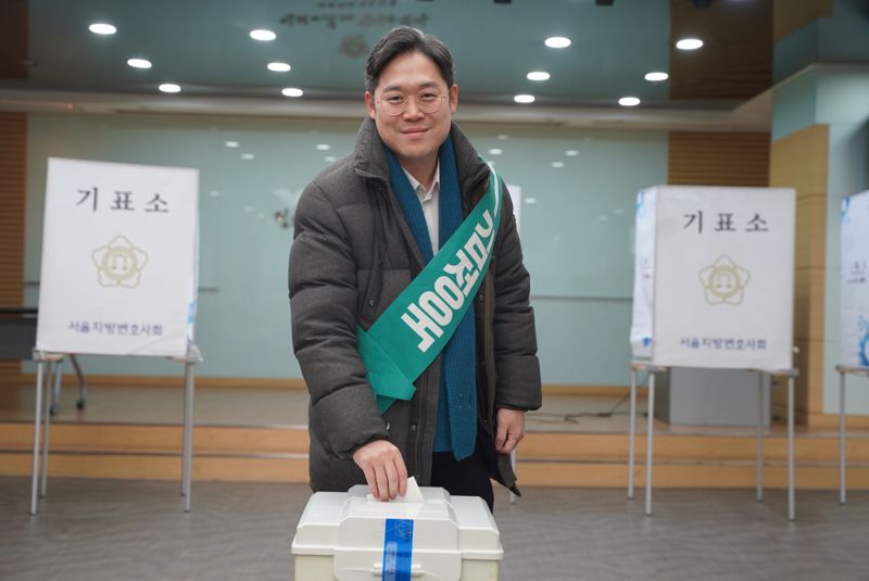 [르포] 막 오른 변협회장 선거...사전투표날 김정욱-안병희 막판 '전력투구'