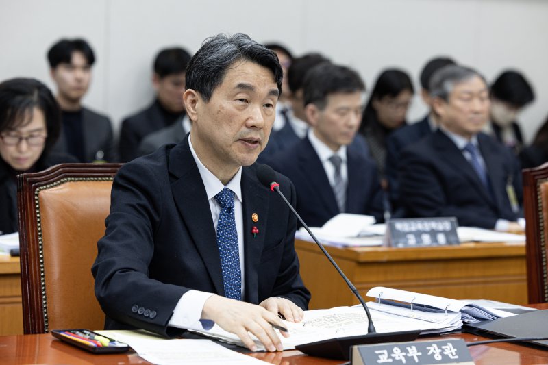 이주호 사회부총리 겸 교육부 장관이 17일 오전 서울 여의도 국회에서 열린 AI 디지털교과서 검증 청문회에서 의원 질의에 답변하고 있다. 뉴스1