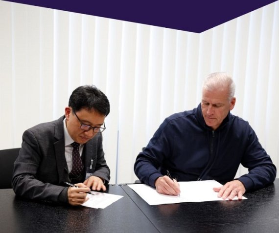 왼쪽부터 ㈜윈체 대표이사 김형진, 프로파인 회장 피터 모르직