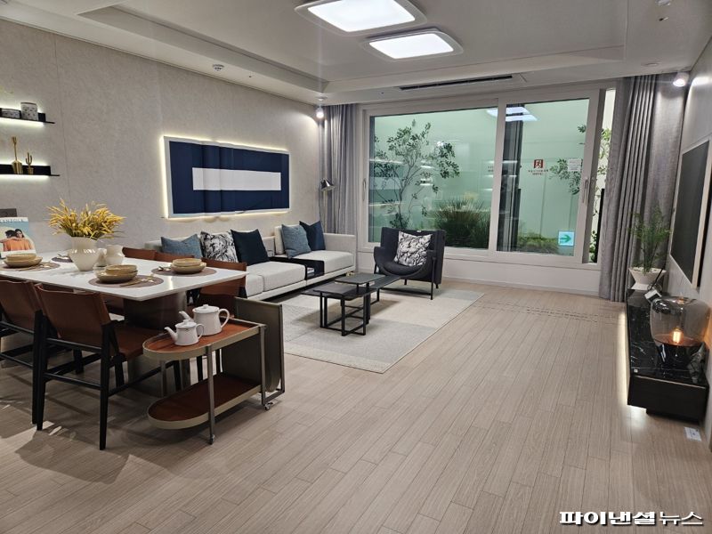 래미안 원페를라 84B㎡ 거실. 사진=최가영 기자