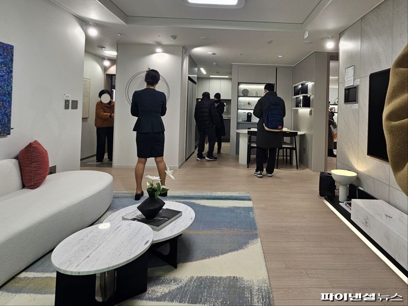 래미안 원페를라 59A㎡ 거실과 주방. 사진=최가영 기자