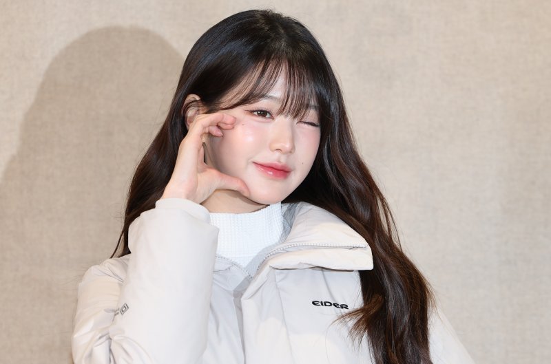 [서울=뉴시스] 황준선 기자 = 그룹 아이브의 장원영이 24일 서울 중구 명동 아이더 샤모니명동점에서 열린 아이더 ‘캐시미어 코트 다운’ 출시 기념 팝업스토어 행사에 참석해 포토타임을 가지고 있다. 2024.11.24. hwang@newsis.com