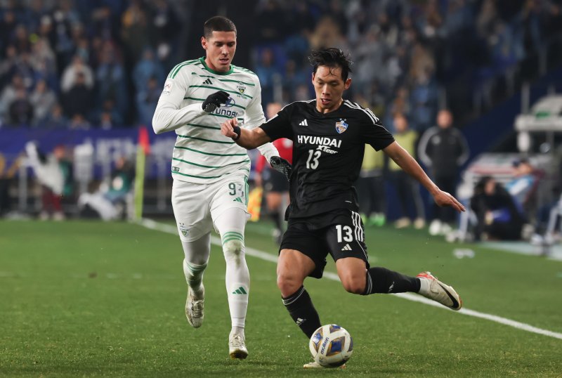 12일 오후 울산 문수축구경기장에서 열린 2023-2024아시아축구연맹(AFC) 챔피언스리그 8강 2차전 울산 HD FC와 전북 현대 모터스의 경기, 울산 이명재가 크로스를 시도하고 있다. 2024.3.12/뉴스1 ⓒ News1 김도우 기자